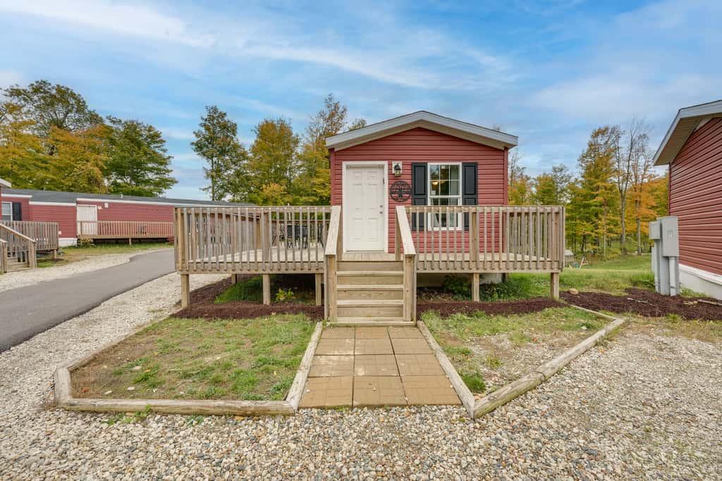Cozy Cassopolis Retreat on Little Fish Lake!