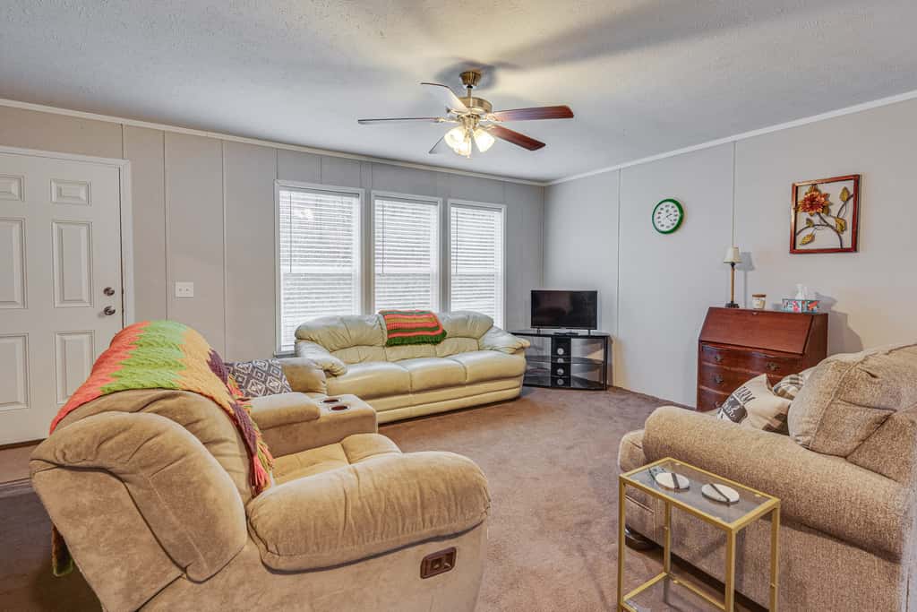 Pet-Friendly Home ~ 10 Mi to Hocking Hills!