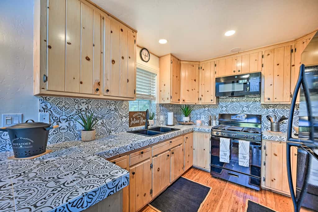 Inviting Julian Home w/ Scenic View & Hot Tub
