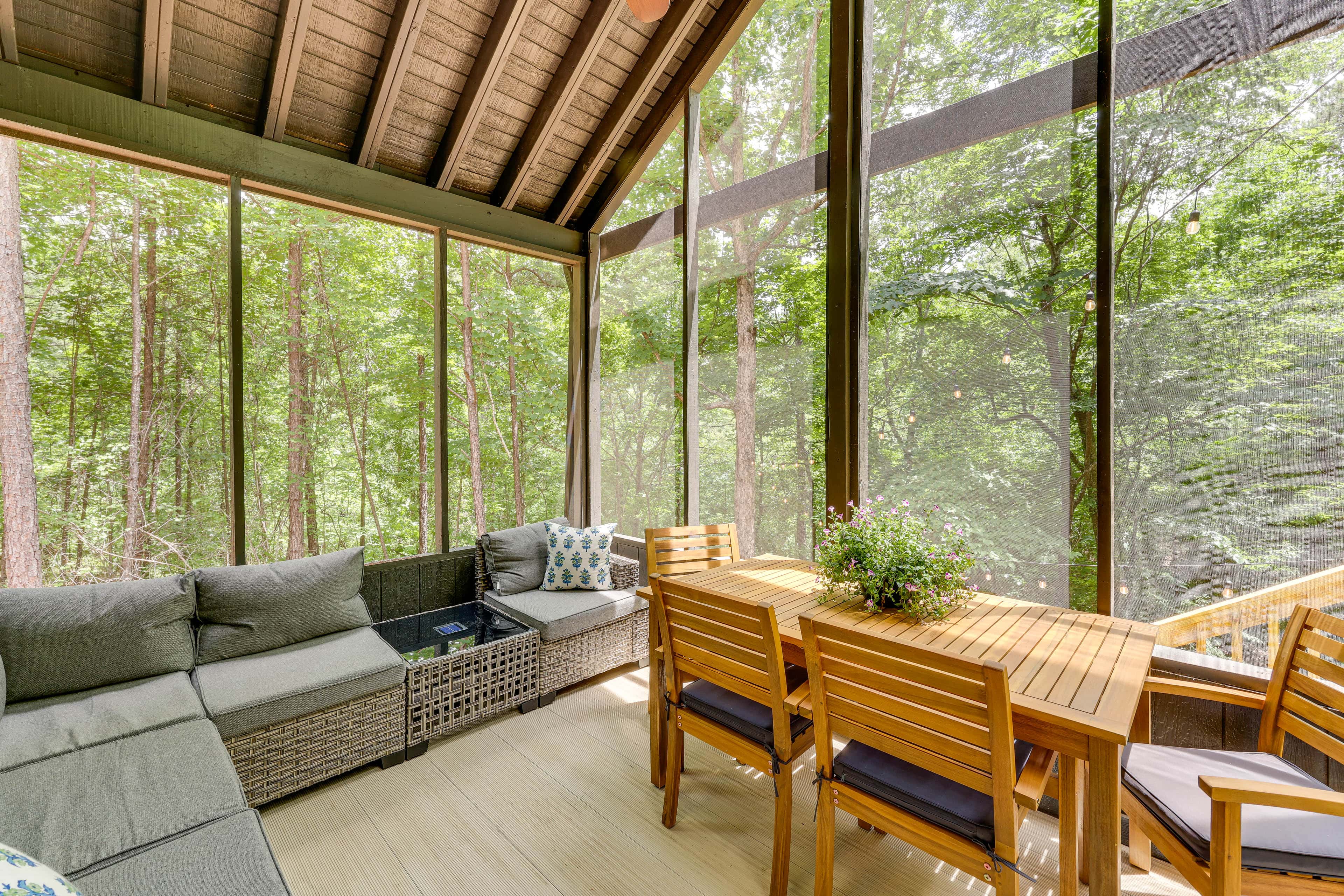 Family-Friendly Dadeville Cabin w/ Hot Tub & Porch