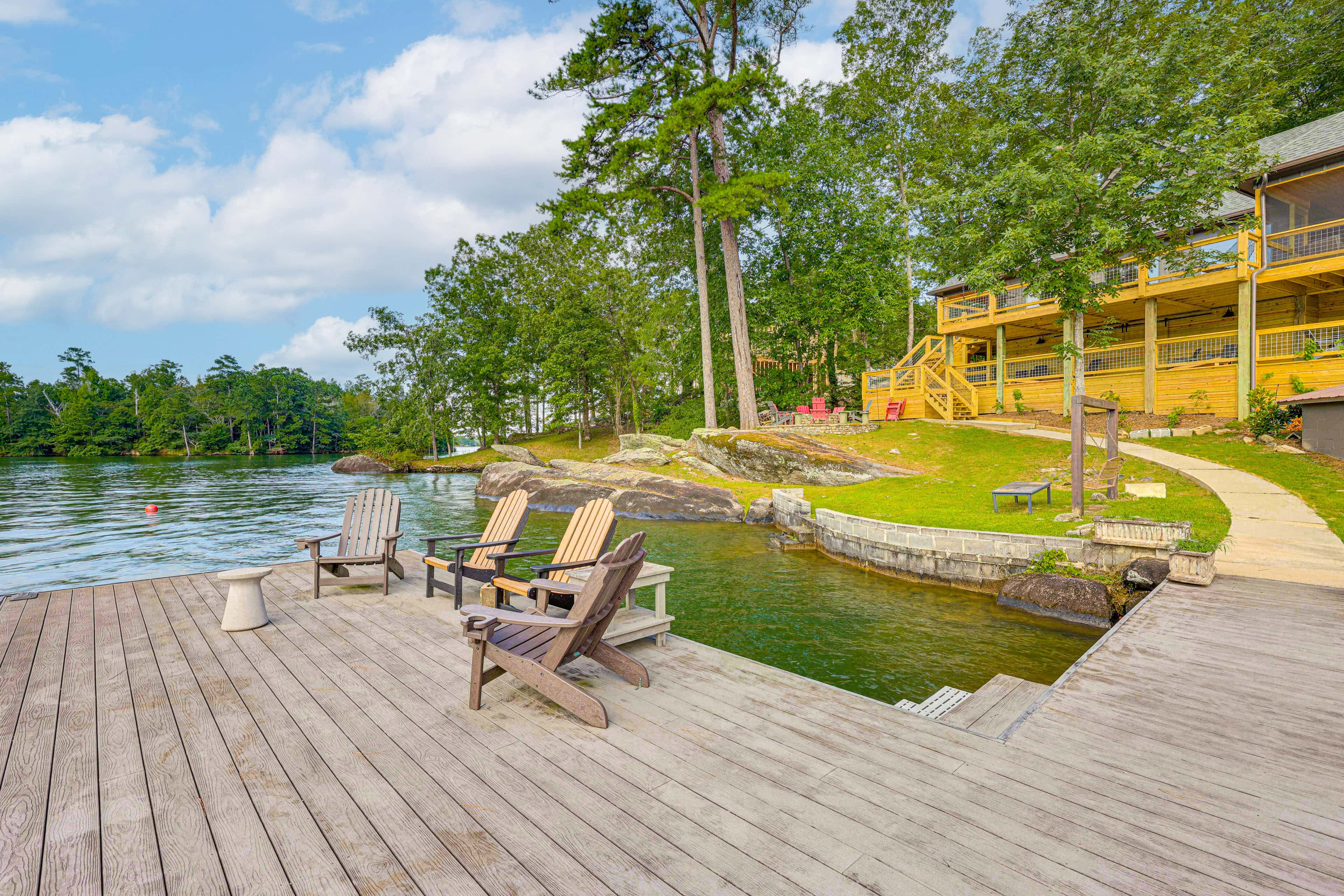 'Arcade Cove' - Renovated Lake Martin Home w/ Dock