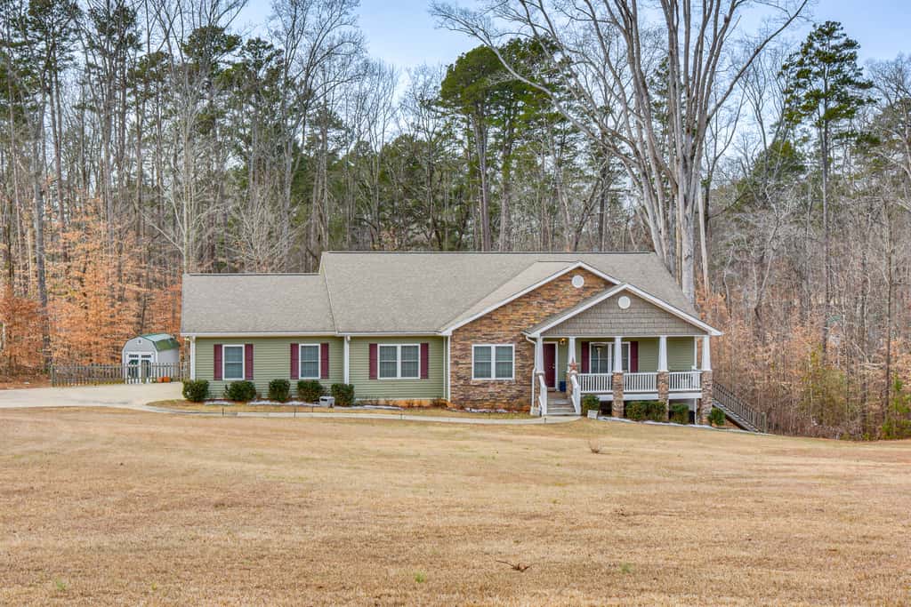 Waterfront Lake Hartwell Retreat w/ Indoor Hot Tub