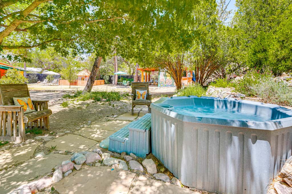 Casa Paloma Studio: Artsy & Airy w/ Hot Tub Access