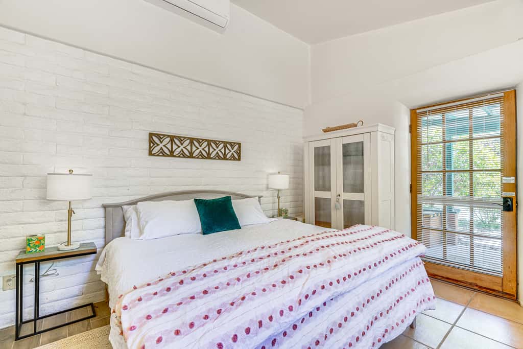 Casa Paloma Studio: Artsy & Airy w/ Hot Tub Access
