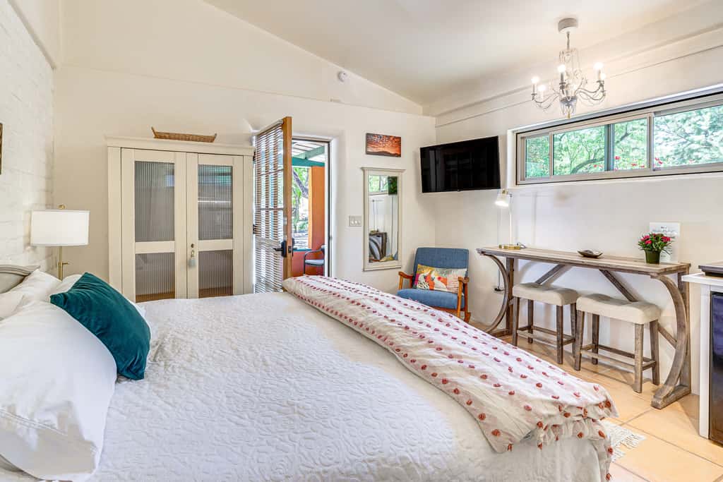 Casa Paloma Studio: Artsy & Airy w/ Hot Tub Access