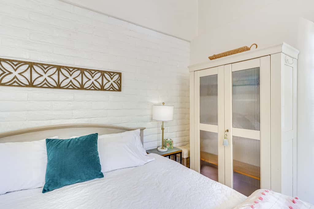 Casa Paloma Studio: Artsy & Airy w/ Hot Tub Access