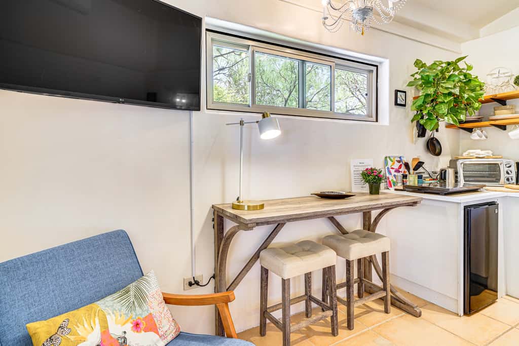 Casa Paloma Studio: Artsy & Airy w/ Hot Tub Access