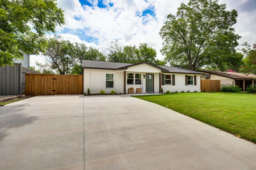 Walk to Lewisville Lake: Dog-Friendly Texas Home