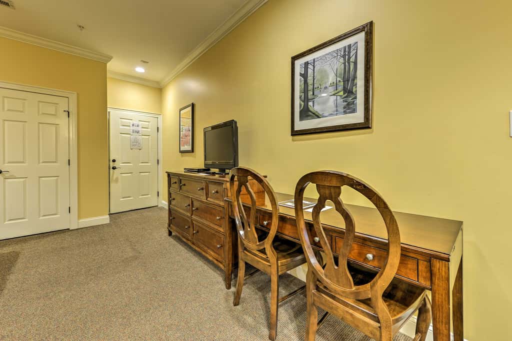 Resort-Style Condo on Golf Course w/ Pool Access