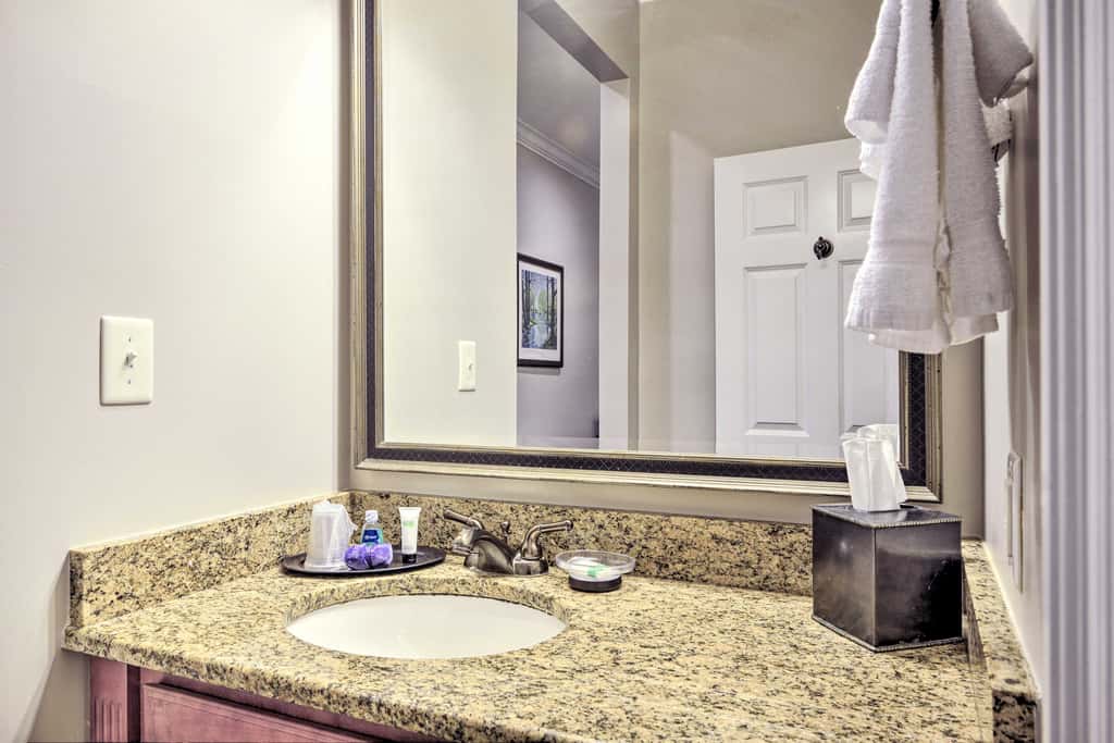 Resort-Style Condo on Golf Course w/ Pool Access