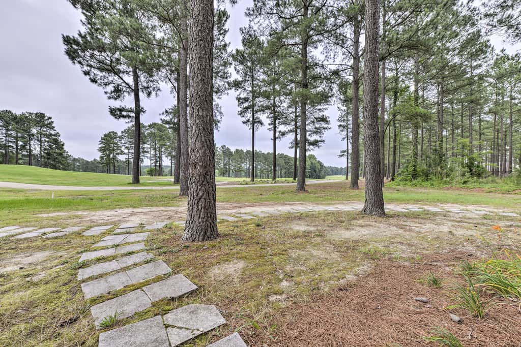 Resort-Style Condo on Golf Course w/ Pool Access