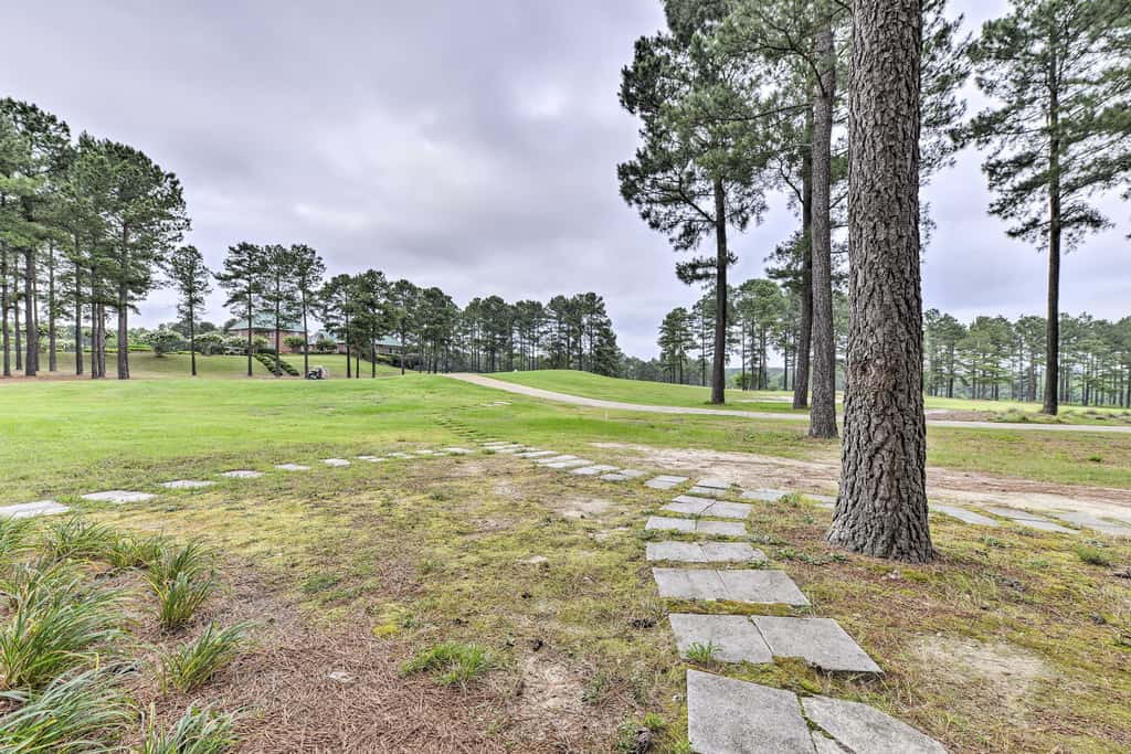 Resort-Style Condo on Golf Course w/ Pool Access