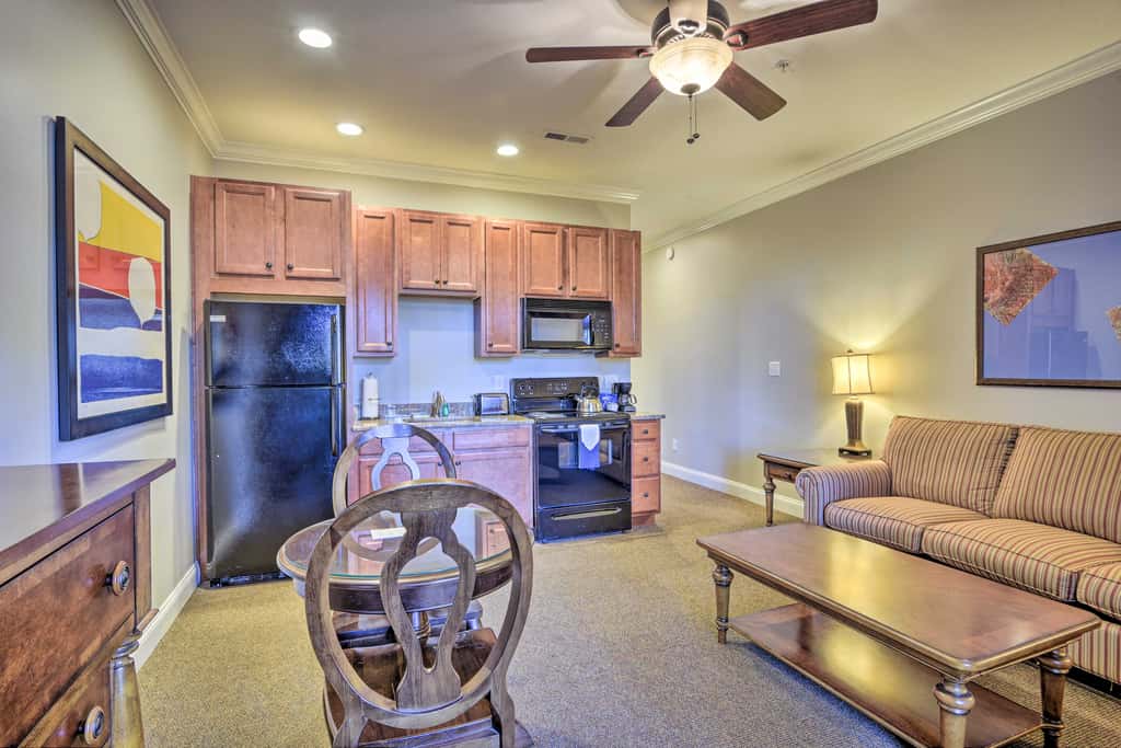 Resort-Style Condo on Golf Course w/ Pool Access