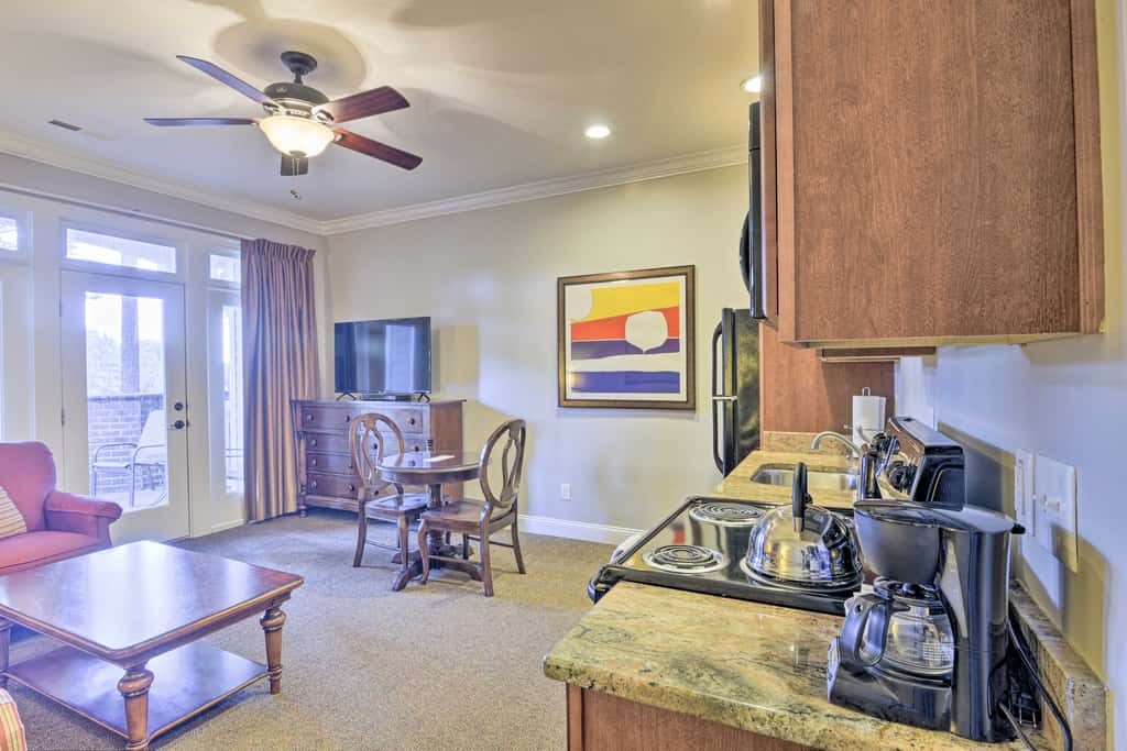 Resort-Style Condo on Golf Course w/ Pool Access