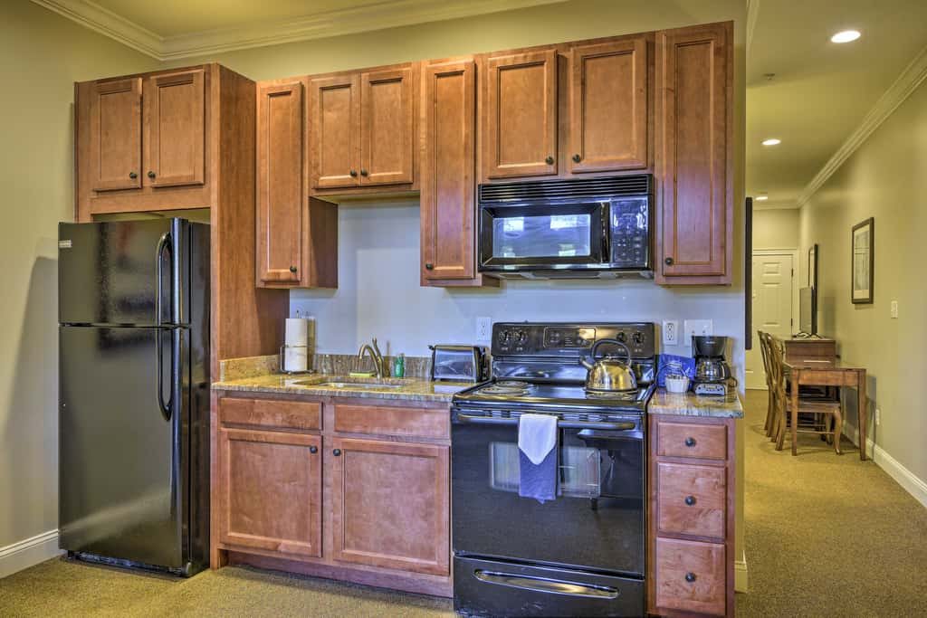 Resort-Style Condo on Golf Course w/ Pool Access