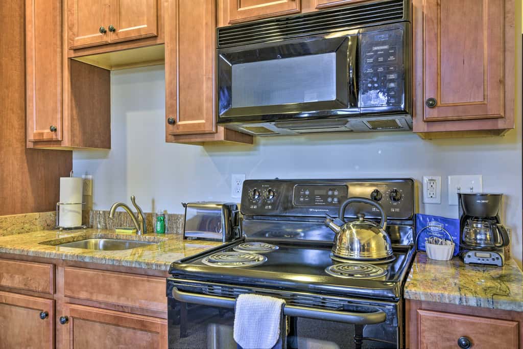 Resort-Style Condo on Golf Course w/ Pool Access