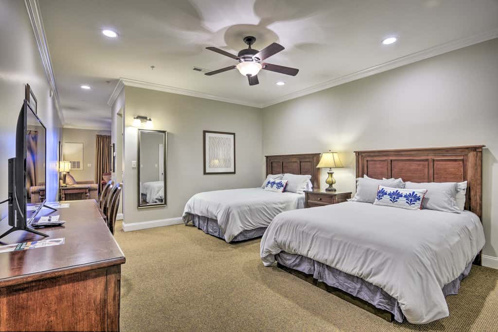 Resort-Style Condo on Golf Course w/ Pool Access