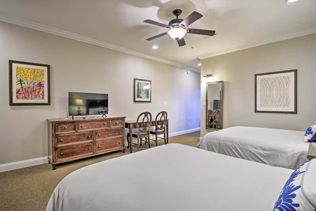 Resort-Style Condo on Golf Course w/ Pool Access