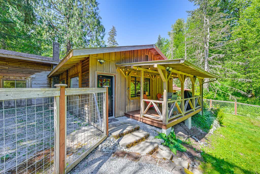 5 Mi to Mt Rainier Nat’l Park: Cozy Cabin w/ Deck!