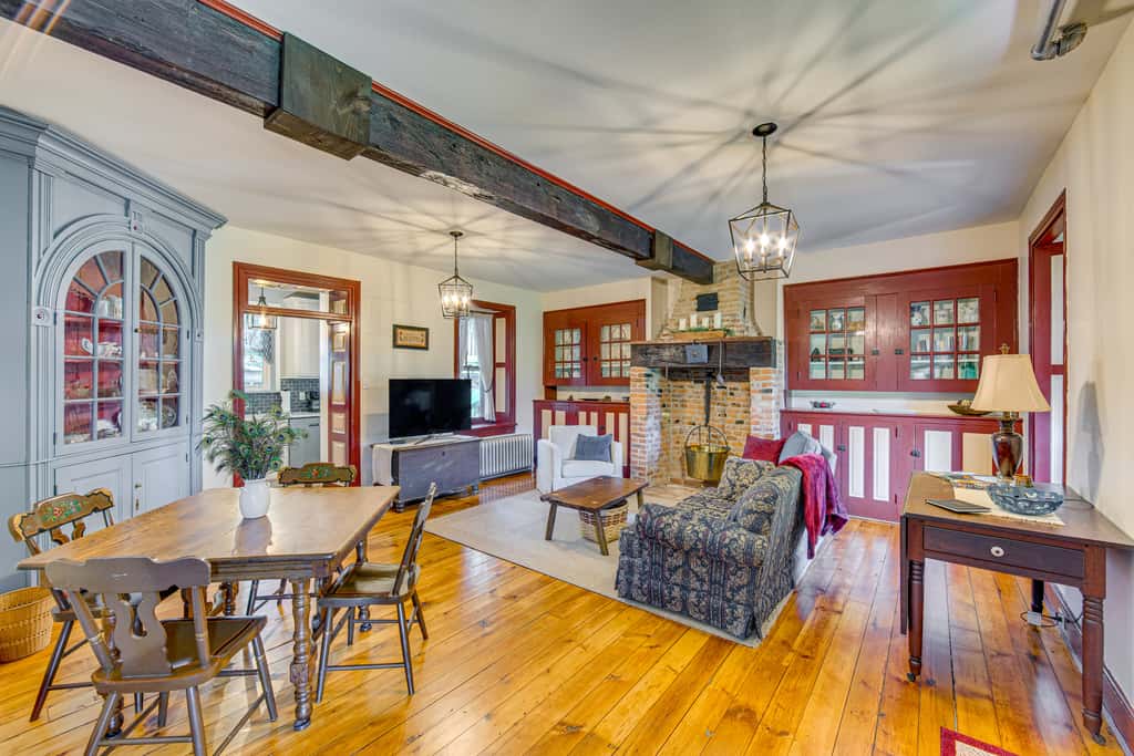 Walk to Creek: Mount Joy Home Near Nook Sports