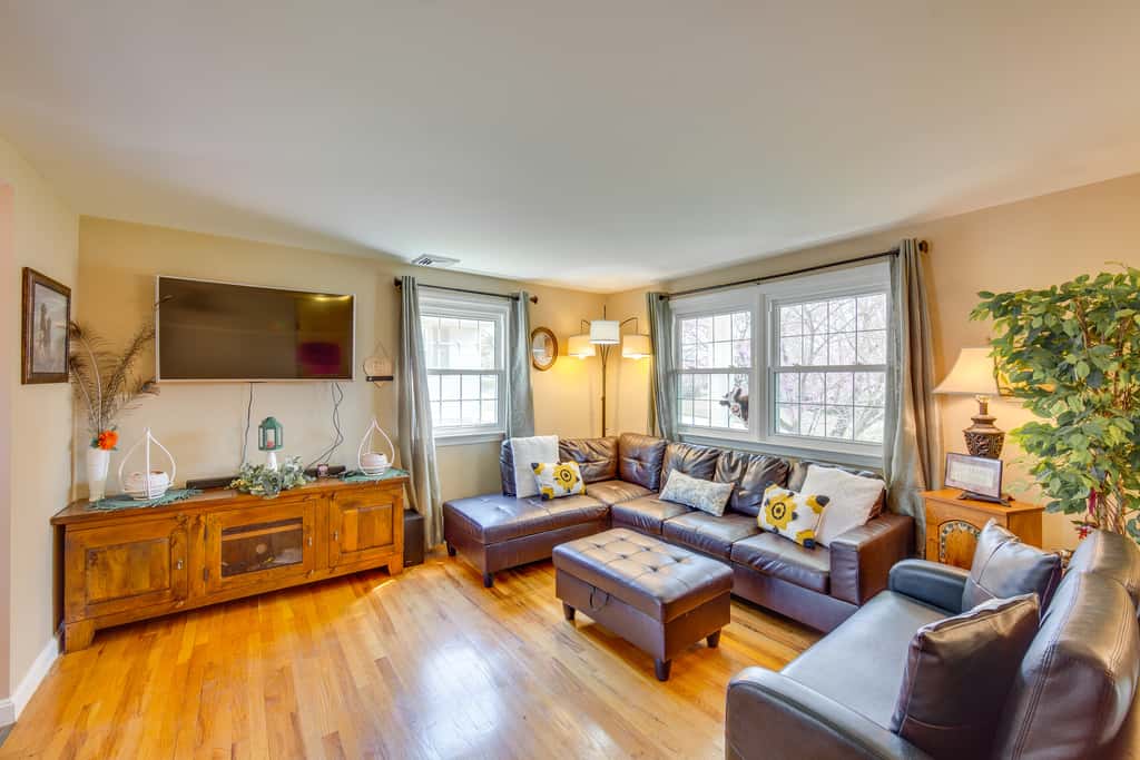 10 Mi to Dtwn Lancaster: Charming Home w/ Yard!