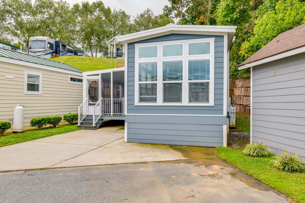 Lake Norman Getaway w/ Pool Access + Kayaking!