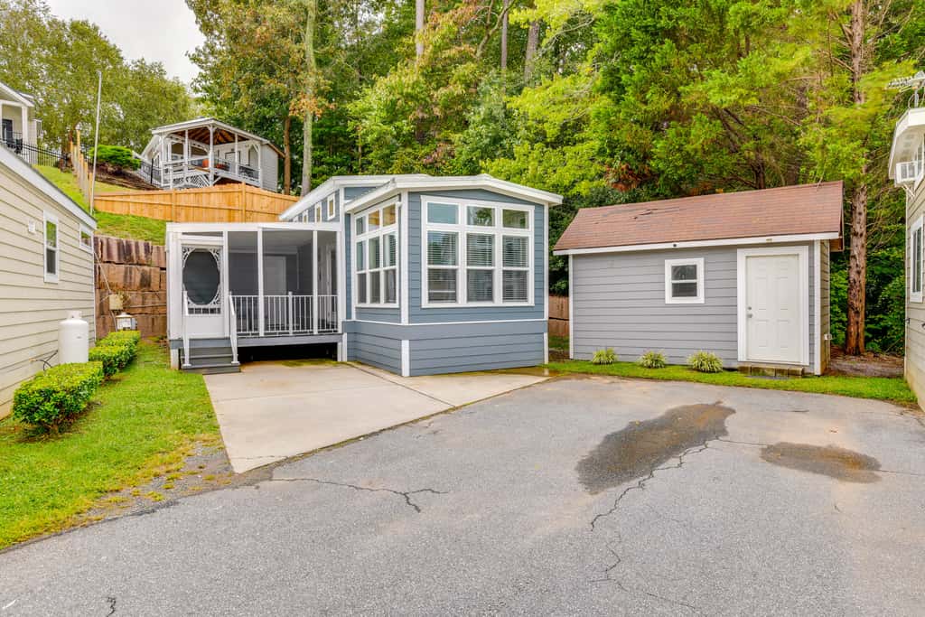 Lake Norman Getaway w/ Pool Access + Kayaking!