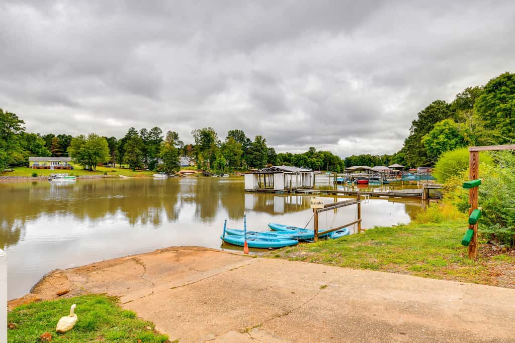 Lake Norman Getaway w/ Pool Access + Kayaking!