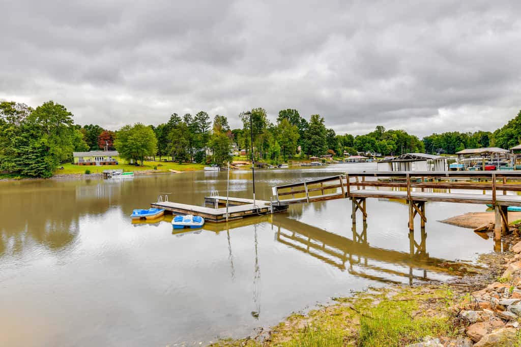 Lake Norman Getaway w/ Pool Access + Kayaking!