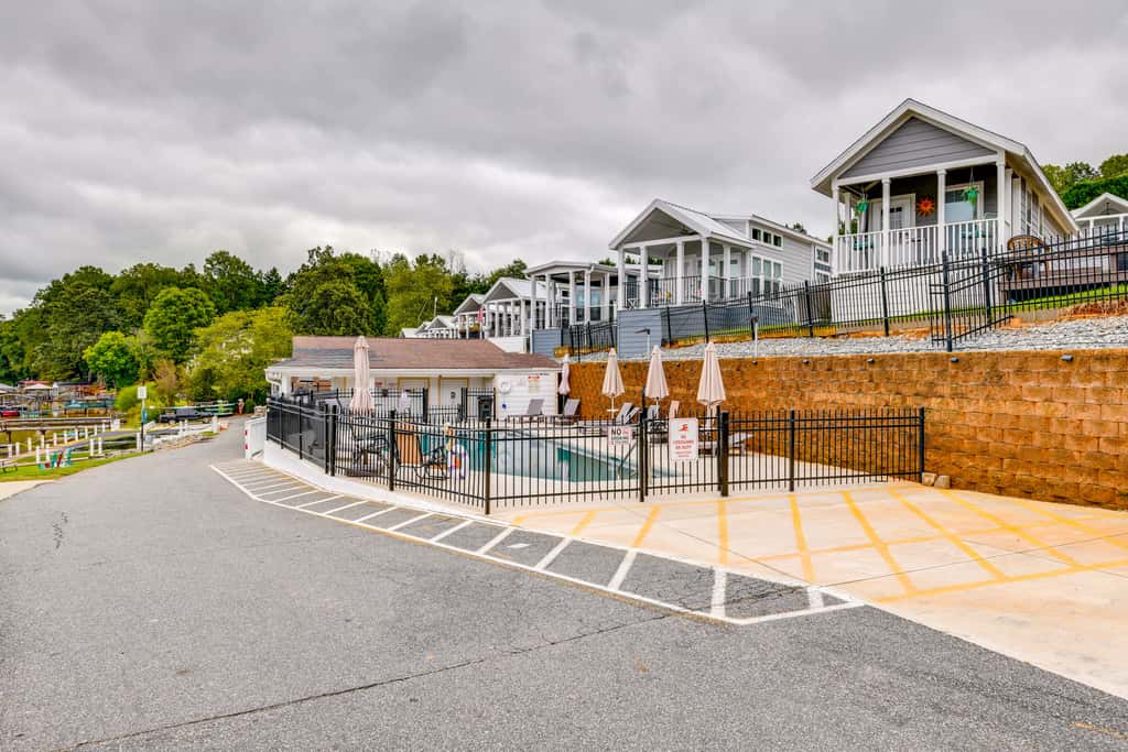 Lake Norman Getaway w/ Pool Access + Kayaking!