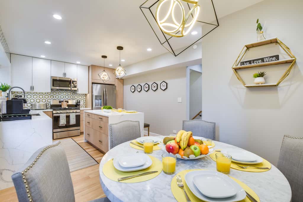 Stylish Chicago Retreat: Walk to Loyola University