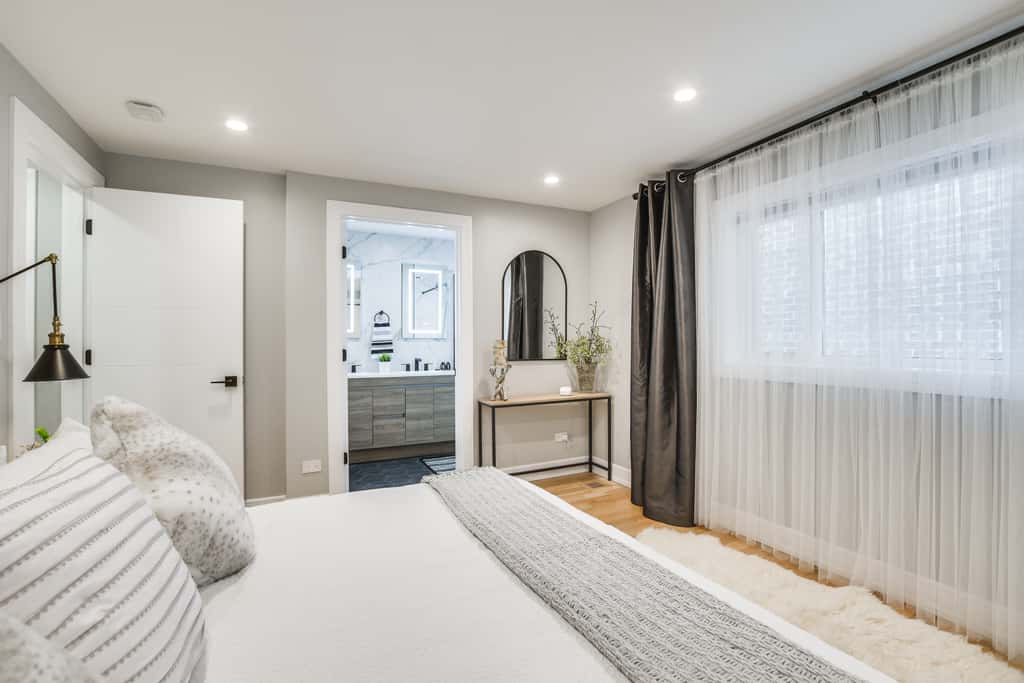 Stylish Chicago Retreat: Walk to Loyola University
