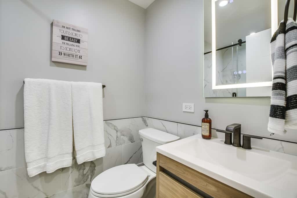 Stylish Chicago Retreat: Walk to Loyola University