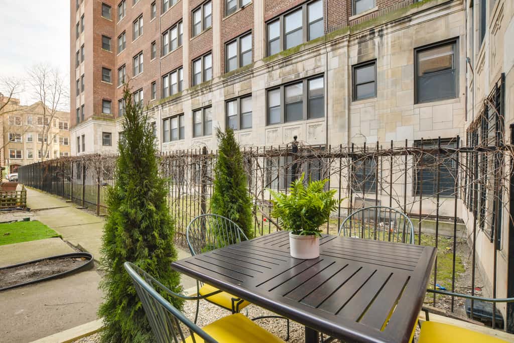 Stylish Chicago Retreat: Walk to Loyola University