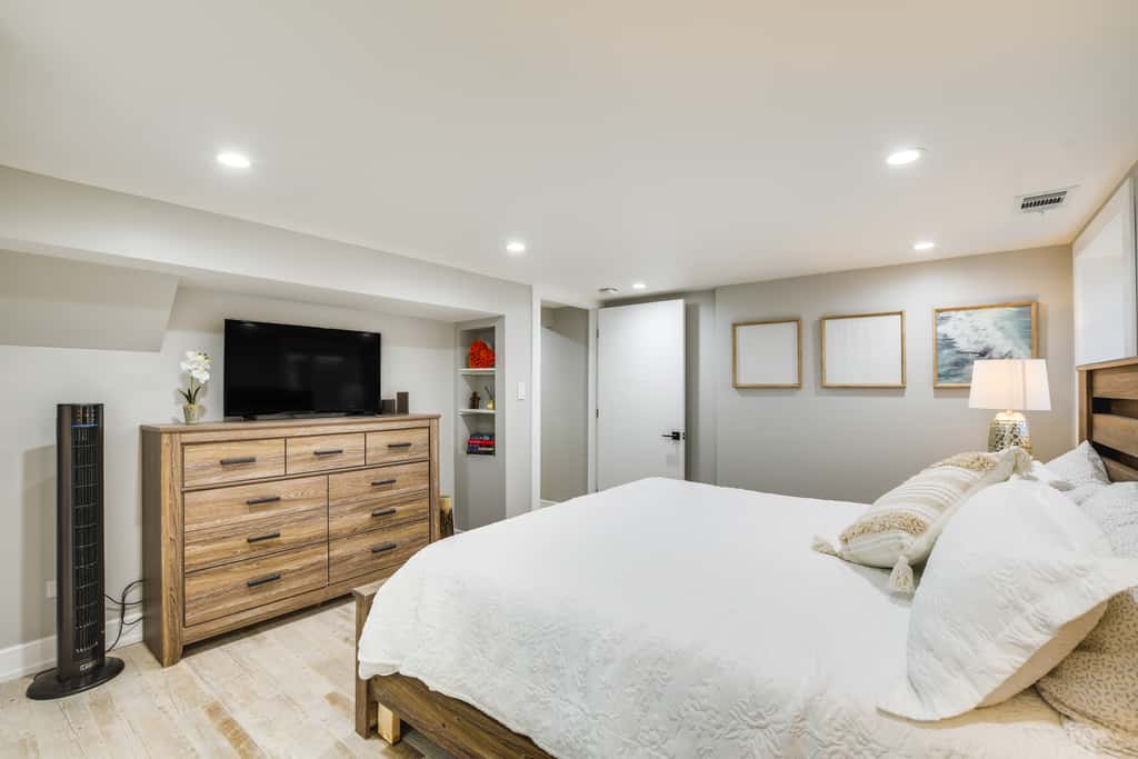 Stylish Chicago Retreat: Walk to Loyola University