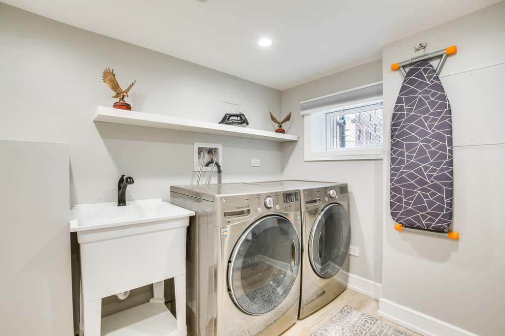 Stylish Chicago Retreat: Walk to Loyola University
