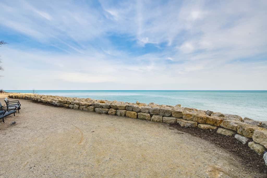 Stylish Chicago Retreat: Walk to Loyola University