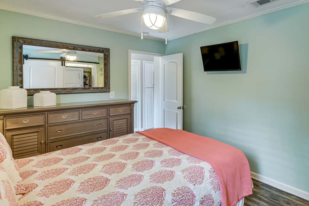 Golf Course Views! Couple's Retreat in Diamondhead