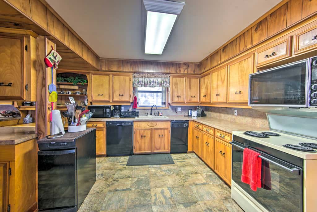 Waterfront Home w/ Boat Dock in Gun Barrel City