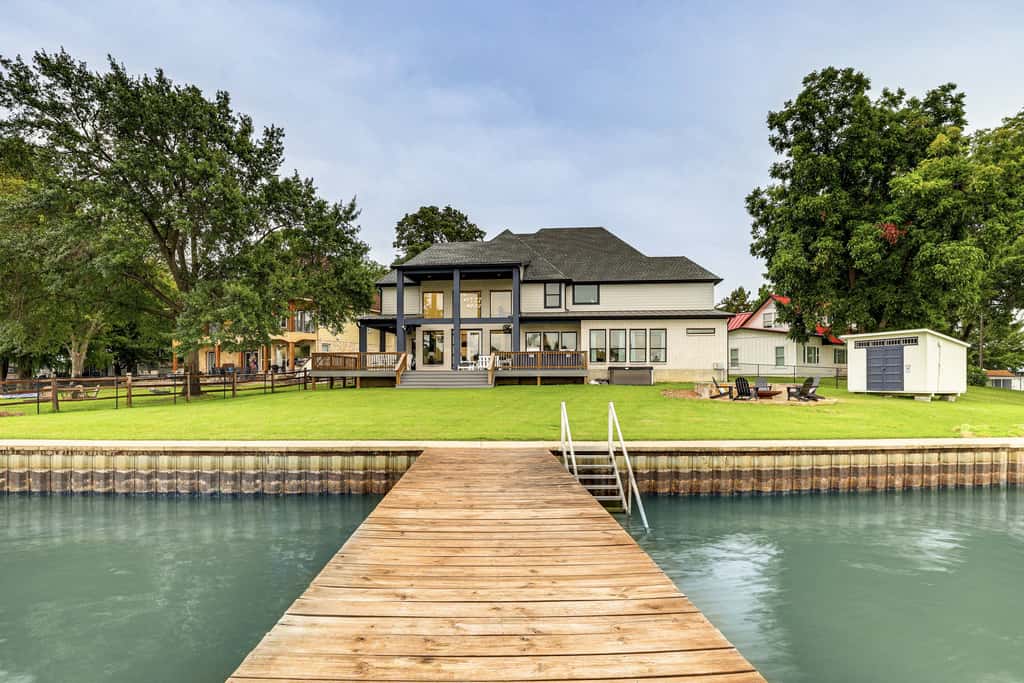 Hot Tub, Fire Pit! High-End Cedar Creek Lake Haven