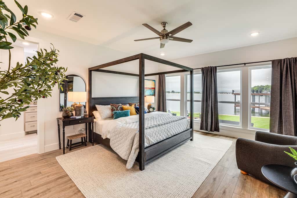 Hot Tub, Fire Pit! High-End Cedar Creek Lake Haven