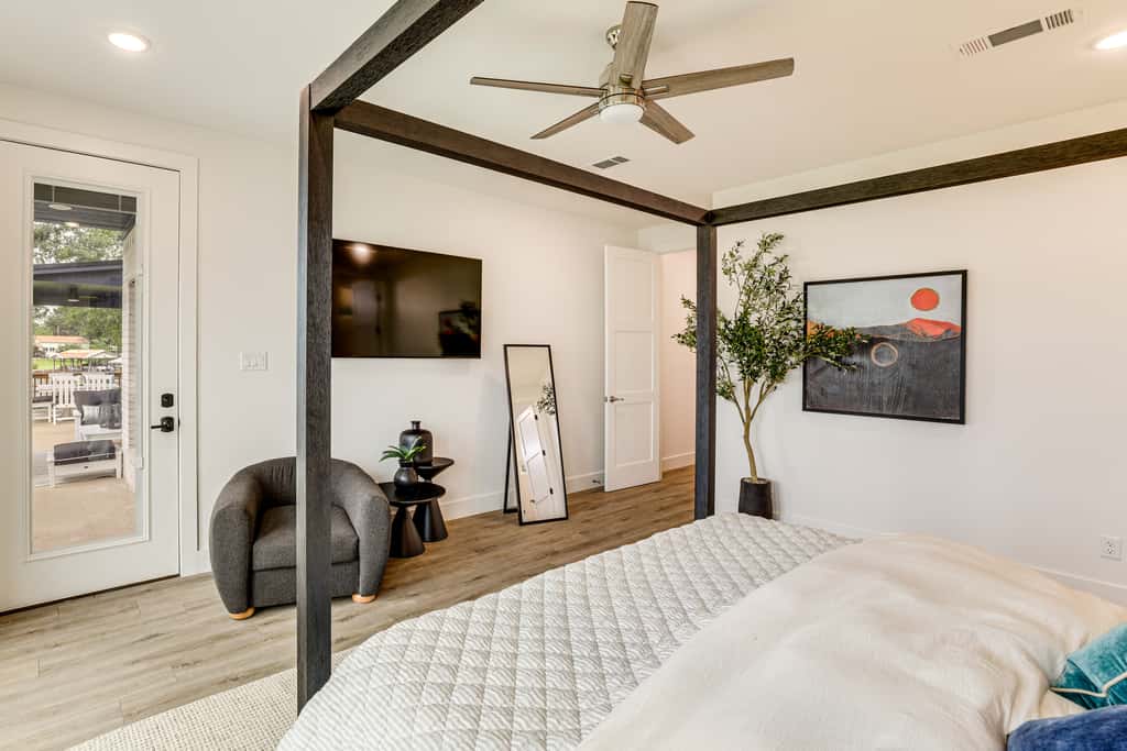 Hot Tub, Fire Pit! High-End Cedar Creek Lake Haven