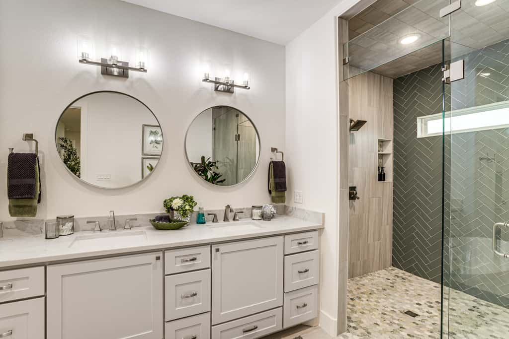 Hot Tub, Fire Pit! High-End Cedar Creek Lake Haven