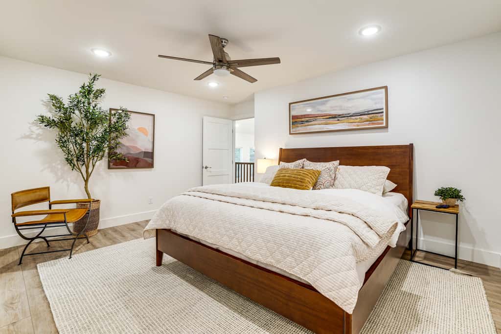 Hot Tub, Fire Pit! High-End Cedar Creek Lake Haven
