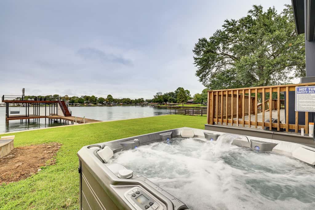 Hot Tub, Fire Pit! High-End Cedar Creek Lake Haven