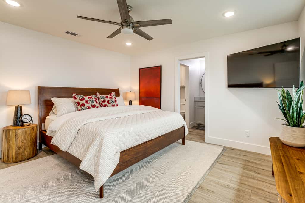 Hot Tub, Fire Pit! High-End Cedar Creek Lake Haven
