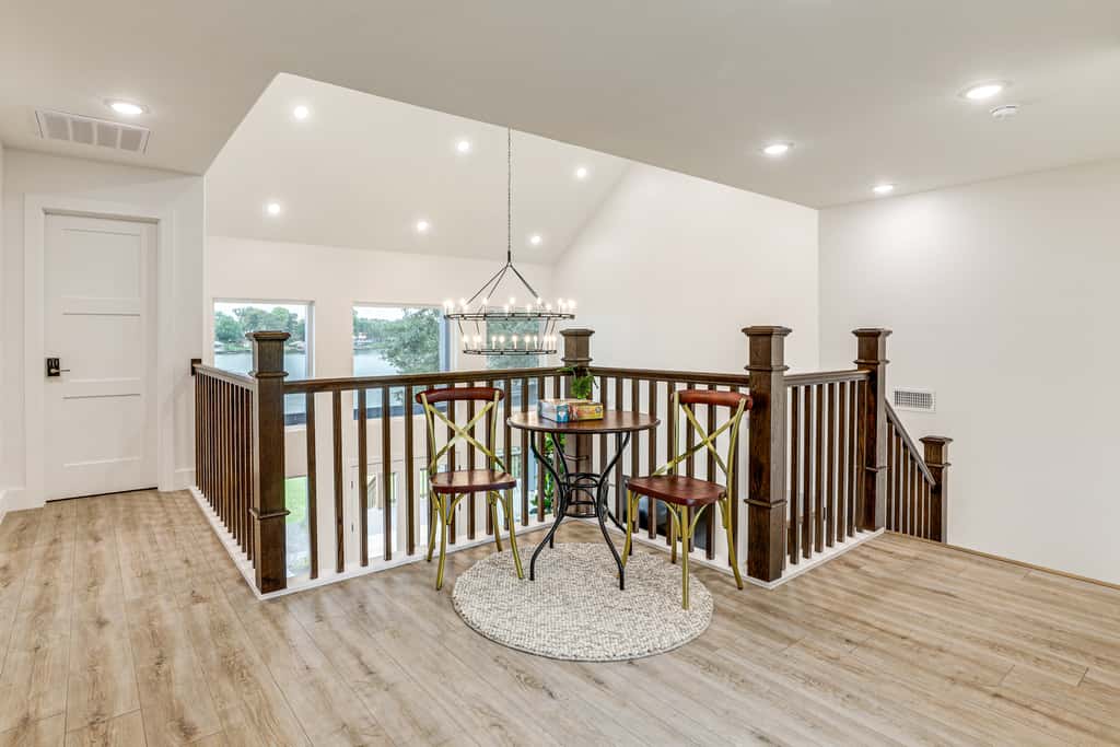 Hot Tub, Fire Pit! High-End Cedar Creek Lake Haven