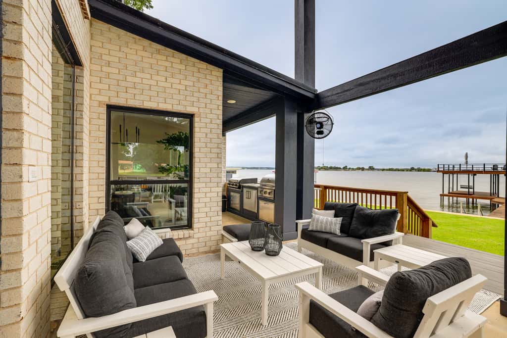 Hot Tub, Fire Pit! High-End Cedar Creek Lake Haven