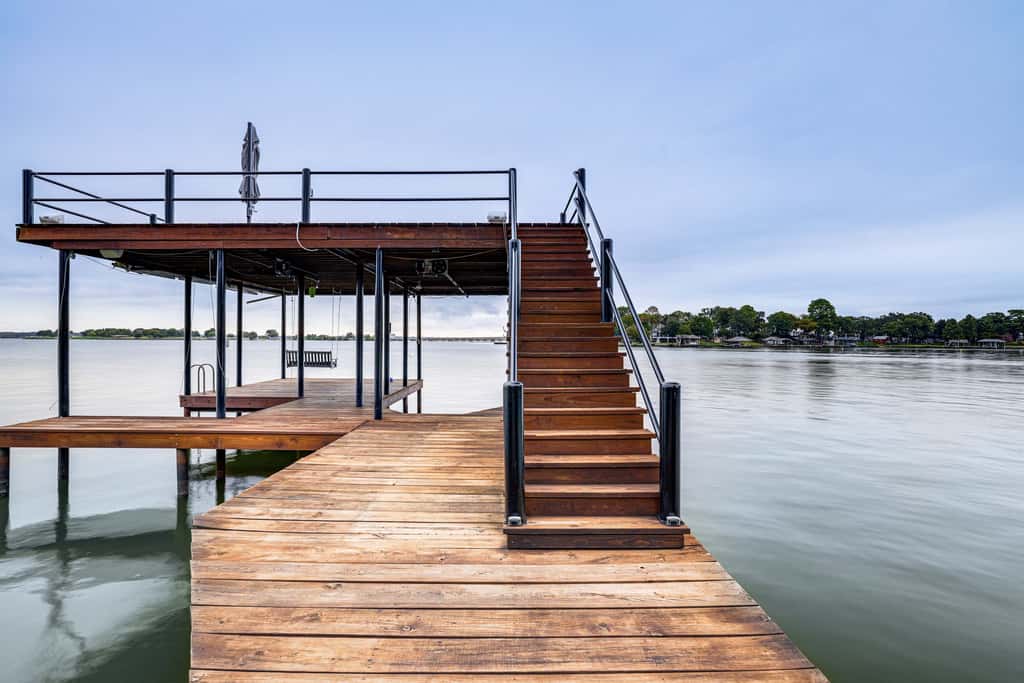 Hot Tub, Fire Pit! High-End Cedar Creek Lake Haven