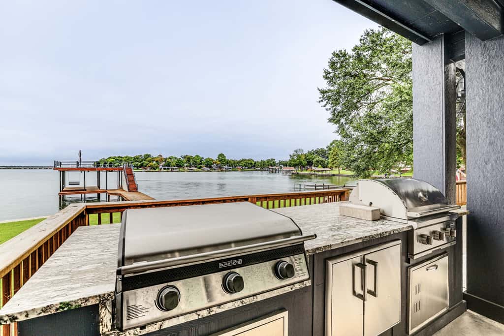 Hot Tub, Fire Pit! High-End Cedar Creek Lake Haven